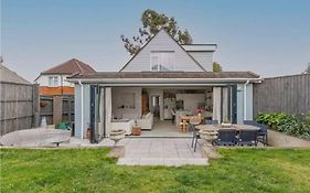 Beautiful 4 Double Bedroom House In Poole With Hot Tub, Near Sandbanks