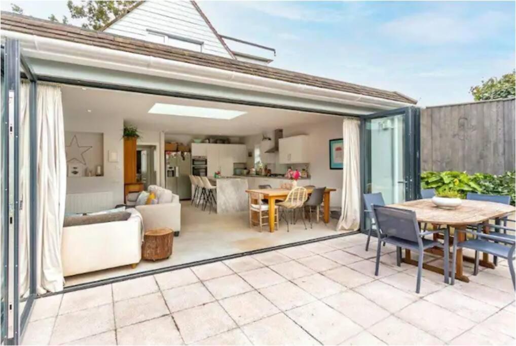 Beautiful 4 Double Bedroom House In Poole With Hot Tub, Near Sandbanks Exterior photo