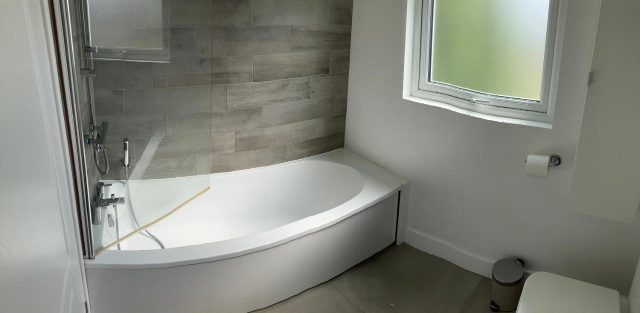 Beautiful 4 Double Bedroom House In Poole With Hot Tub, Near Sandbanks Exterior photo