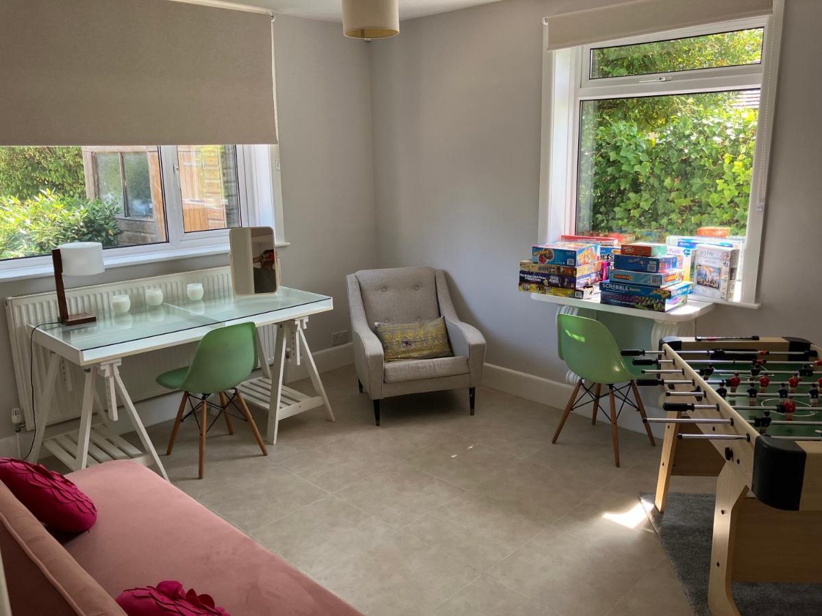 Beautiful 4 Double Bedroom House In Poole With Hot Tub, Near Sandbanks Exterior photo