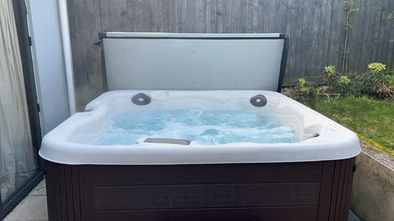Beautiful 4 Double Bedroom House In Poole With Hot Tub, Near Sandbanks Exterior photo